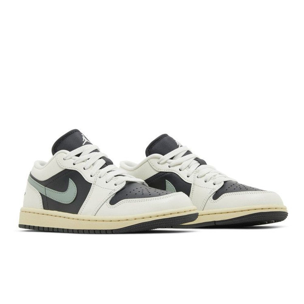 Jordan 1 Low Jade Smoke (W) – lifestyle foto | Purekickz
