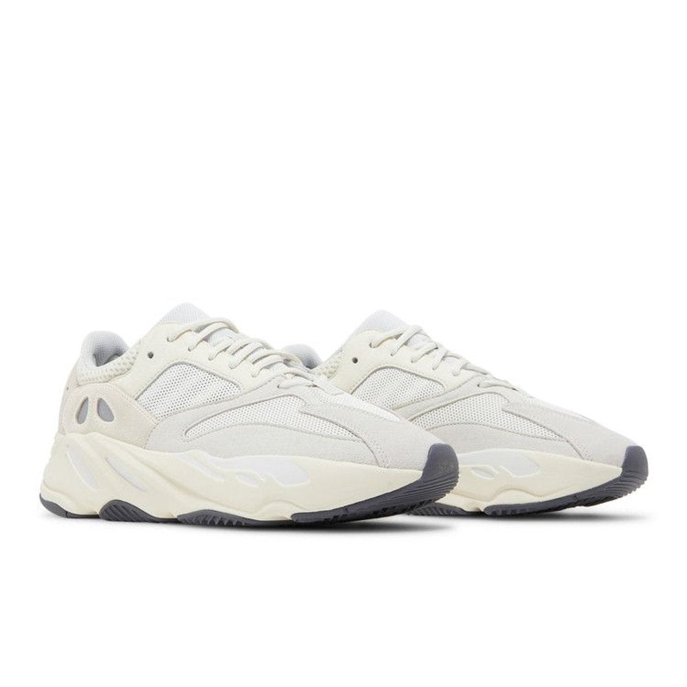 adidas Yeezy Boost 700 Analog – lifestyle foto | Purekickz