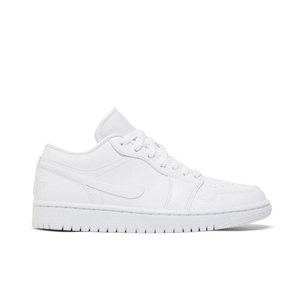 Jordan 1 Low Triple White (2022) (W) – boční pohled | Purekickz