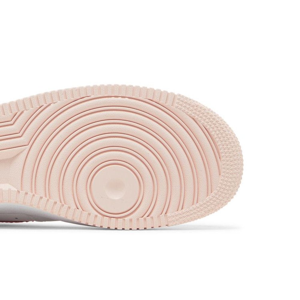 Nike Air Force 1 Low '07 VT Valentine's Day (2022) – pohled shora | Purekickz