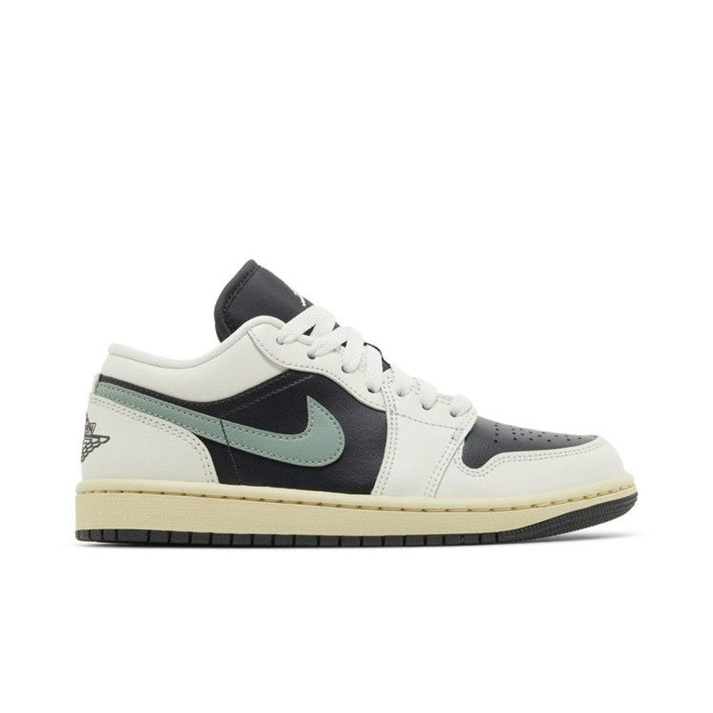 Jordan 1 Low Jade Smoke (W) – boční pohled | Purekickz