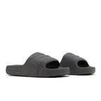 adidas Adilette 22 Slides Grey Five – lifestyle foto | Purekickz