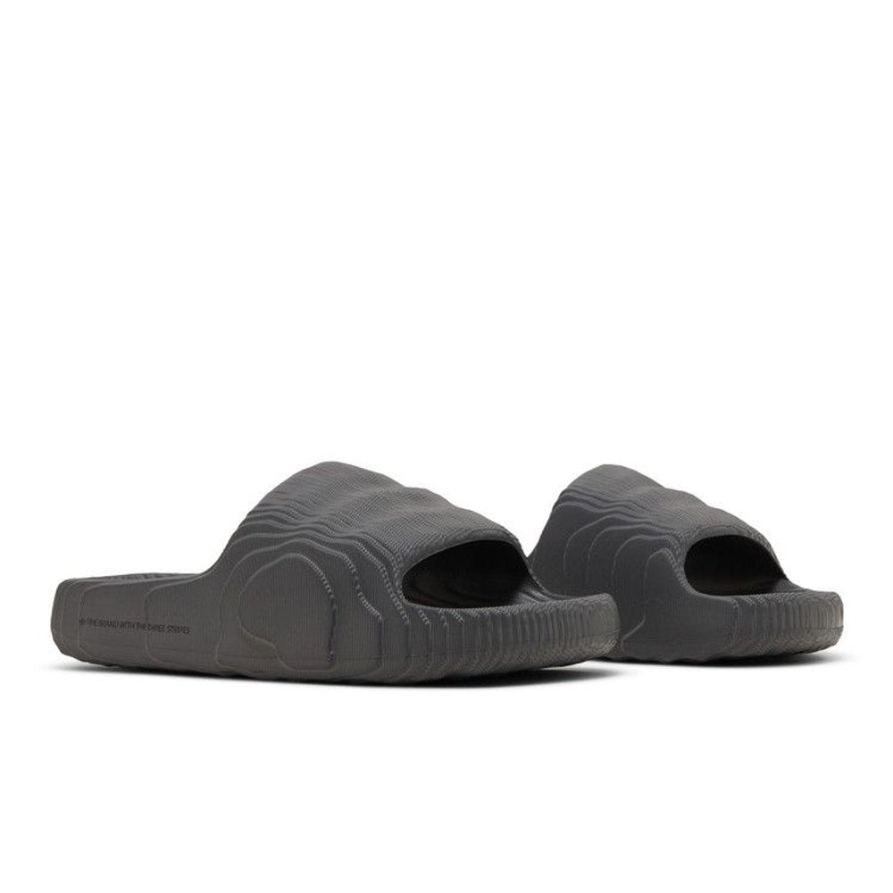 adidas Adilette 22 Slides Grey Five – lifestyle foto | Purekickz