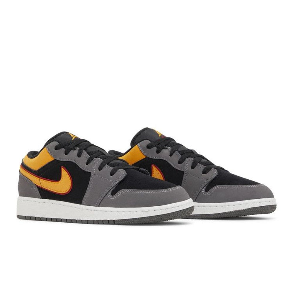 Jordan 1 Low SE Light Graphite Vivid Orange (GS) – lifestyle foto | Purekickz