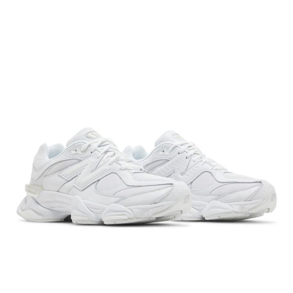 New Balance 9060 Triple White – lifestyle foto | Purekickz