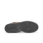 Jordan 1 Low SE Light Graphite Vivid Orange (GS) – zadní pohled | Purekickz
