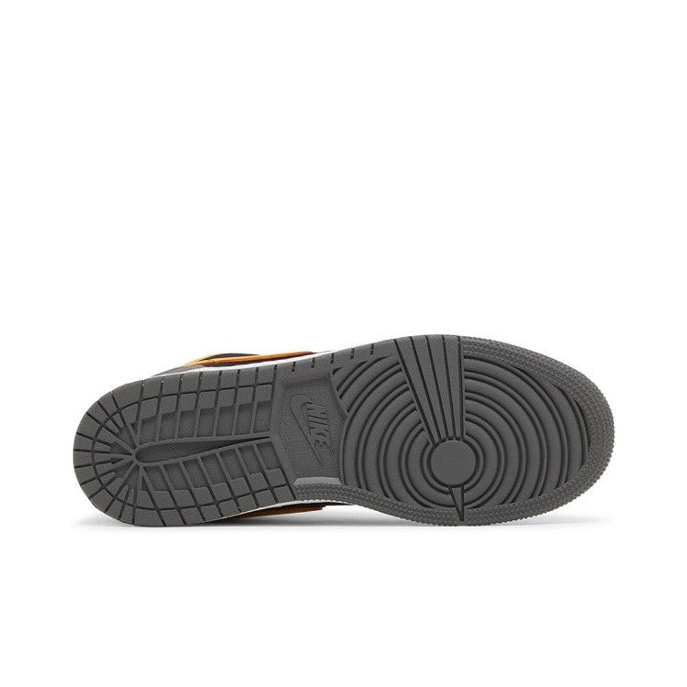 Jordan 1 Low SE Light Graphite Vivid Orange (GS) – zadní pohled | Purekickz