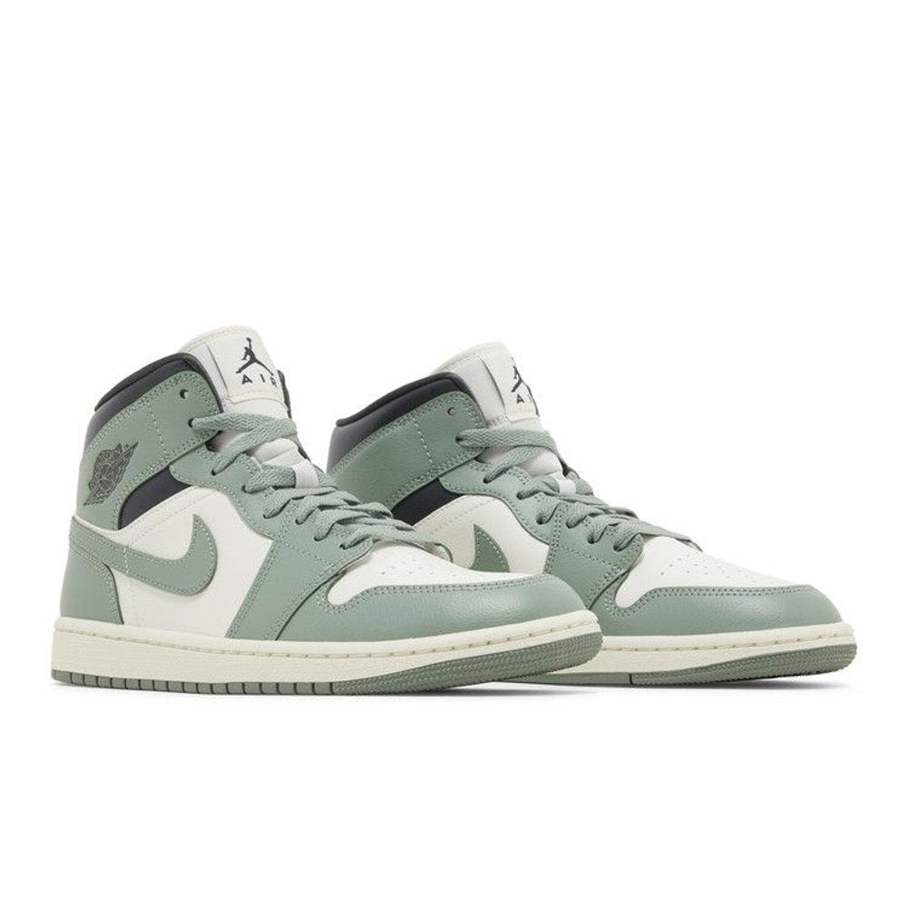 Wmns Air Jordan 1 Mid 'Jade Smoke' – lifestyle foto | Purekickz