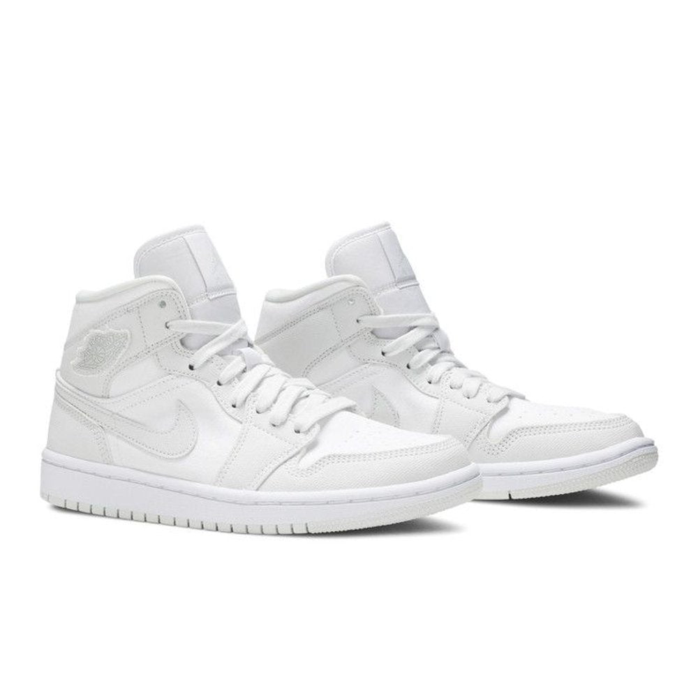 Wmns Air Jordan 1 Mid 'Spruce Aura' – lifestyle foto | Purekickz