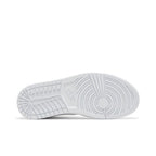 Air Jordan Mid Triple White (2022) (W) – zadní pohled | Purekickz