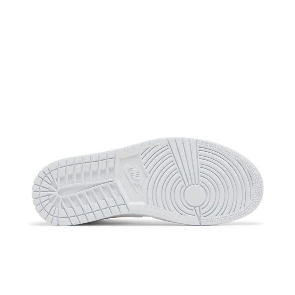 Air Jordan Mid Triple White (2022) (W) – zadní pohled | Purekickz