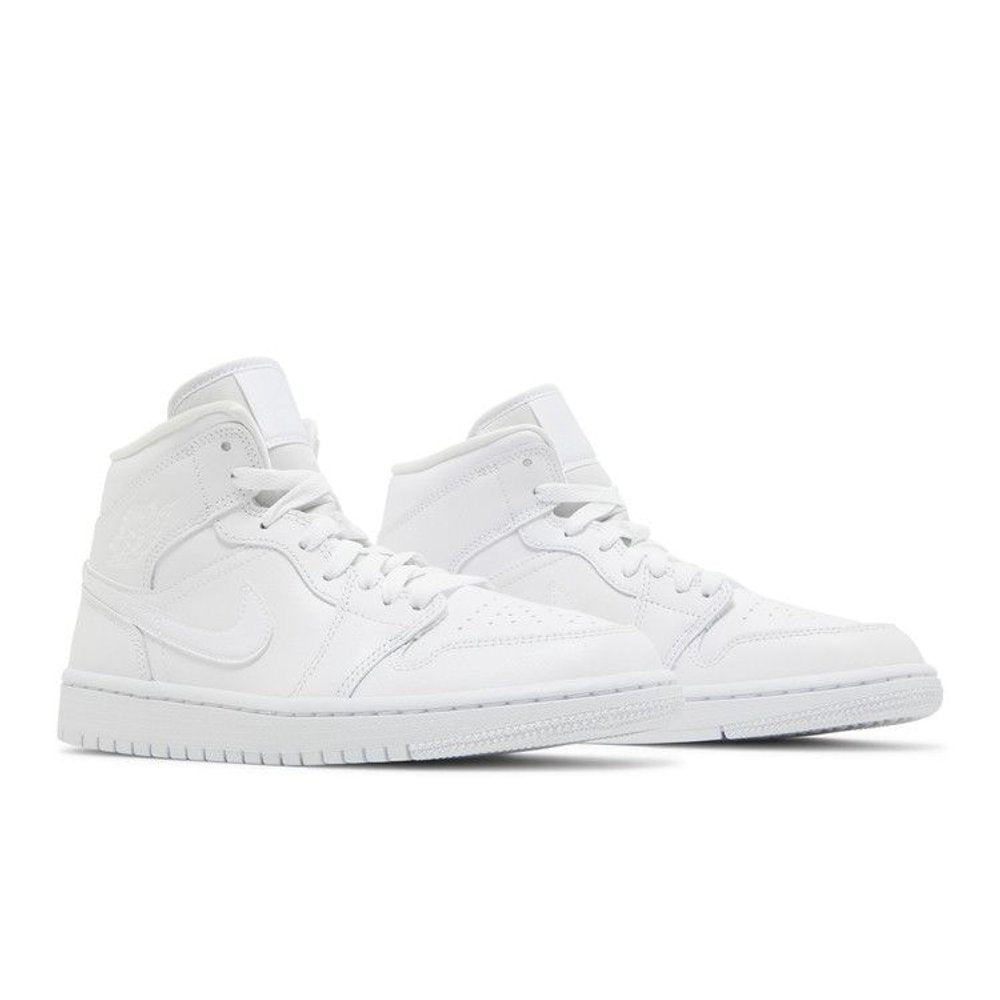 Air Jordan Mid Triple White (2022) (W) – lifestyle foto | Purekickz