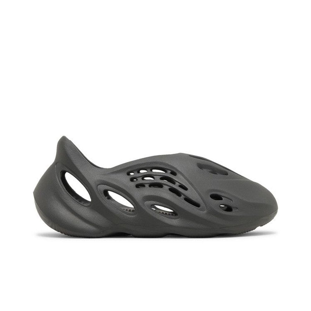 Yeezy Foam RNNR Carbon – boční pohled | Purekickz