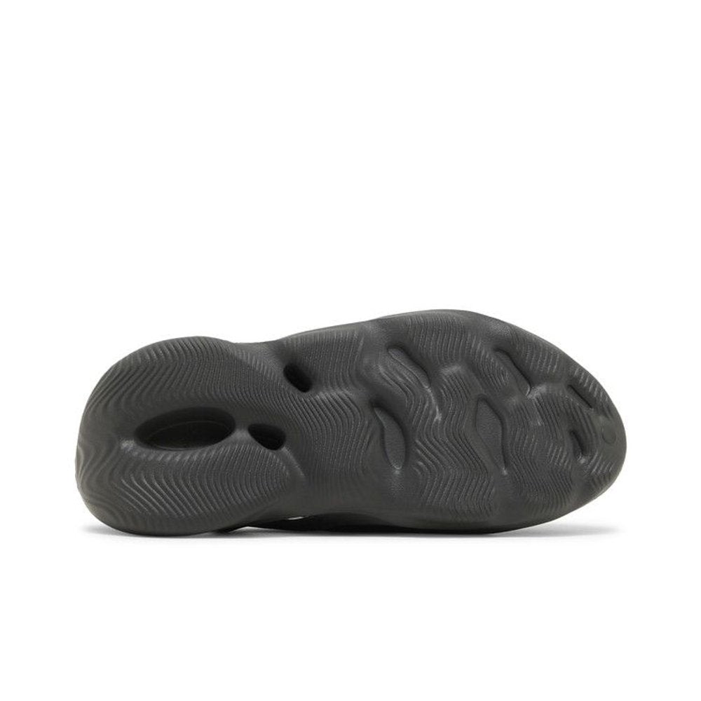 Yeezy Foam RNNR Carbon – zadní pohled | Purekickz
