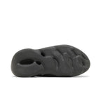 Yeezy Foam RNNR Carbon – zadní pohled | Purekickz