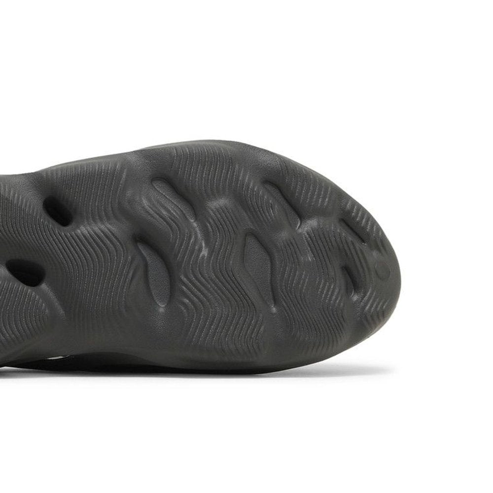 Yeezy Foam RNNR Carbon – pohled shora | Purekickz
