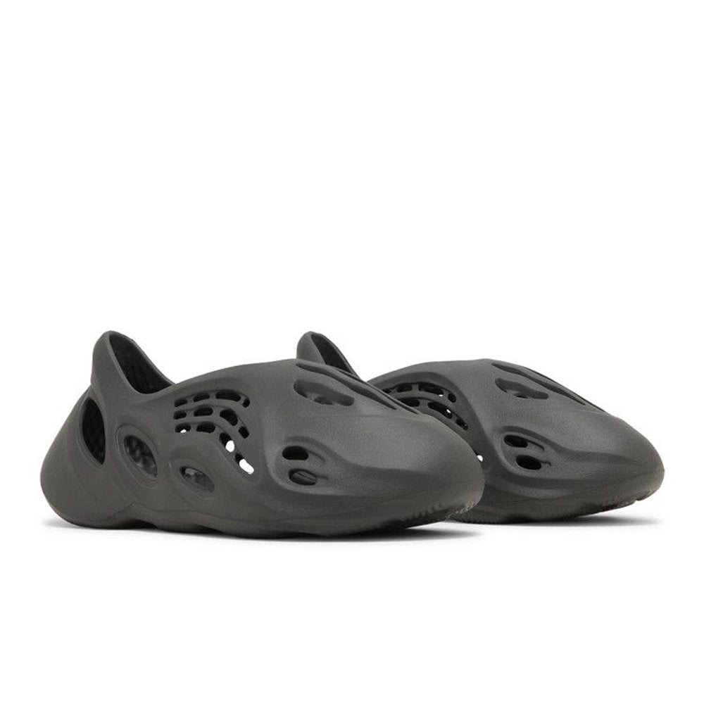 Yeezy Foam RNNR Carbon – lifestyle foto | Purekickz