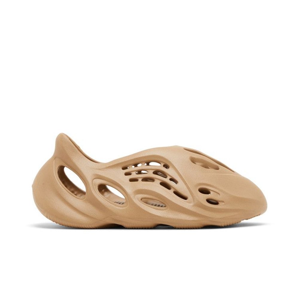 Yeezy Foam RNNR Clay Taupe – boční pohled | Purekickz