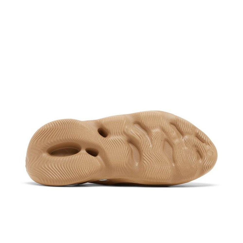 Yeezy Foam RNNR Clay Taupe – zadní pohled | Purekickz