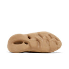 Yeezy Foam RNNR Clay Taupe – zadní pohled | Purekickz
