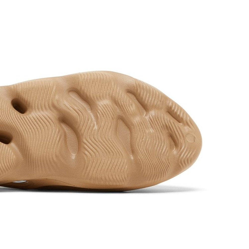 Yeezy Foam RNNR Clay Taupe – pohled shora | Purekickz