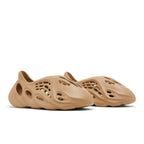Yeezy Foam RNNR Clay Taupe – lifestyle foto | Purekickz