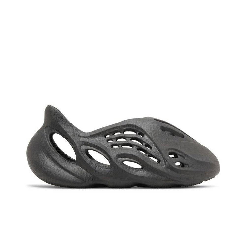 Yeezy Foam RNNR Onyx – boční pohled | Purekickz