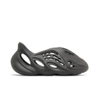 Yeezy Foam RNNR Onyx – boční pohled | Purekickz