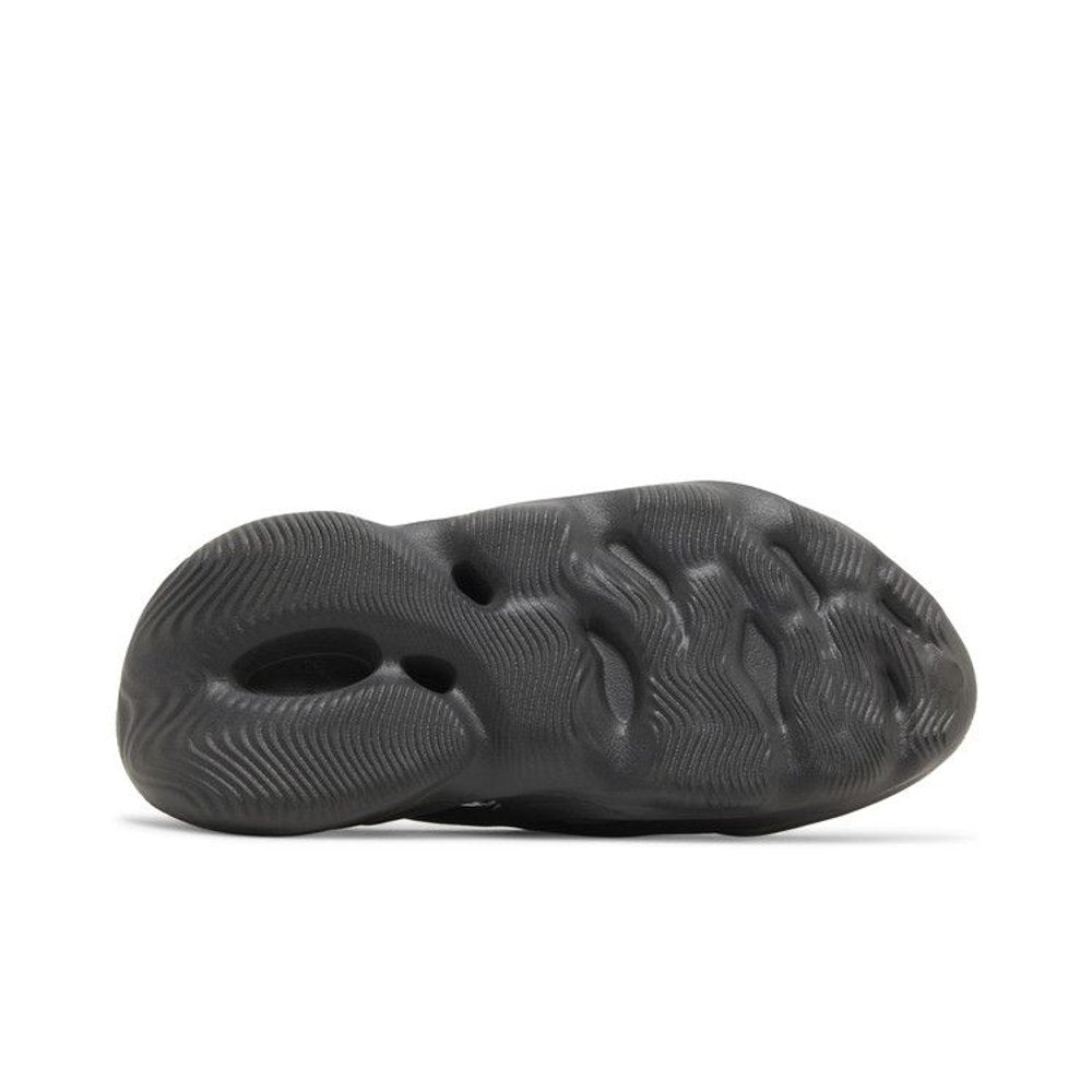 Yeezy Foam RNNR Onyx – zadní pohled | Purekickz
