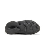 Yeezy Foam RNNR Onyx – zadní pohled | Purekickz