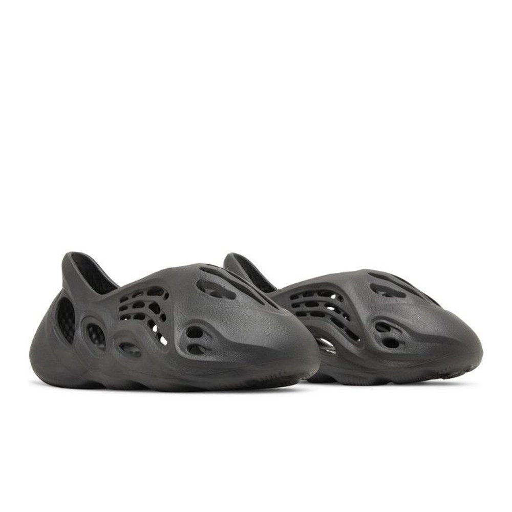 Yeezy Foam RNNR Onyx – lifestyle foto | Purekickz
