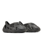 Yeezy Foam RNNR Onyx – lifestyle foto | Purekickz