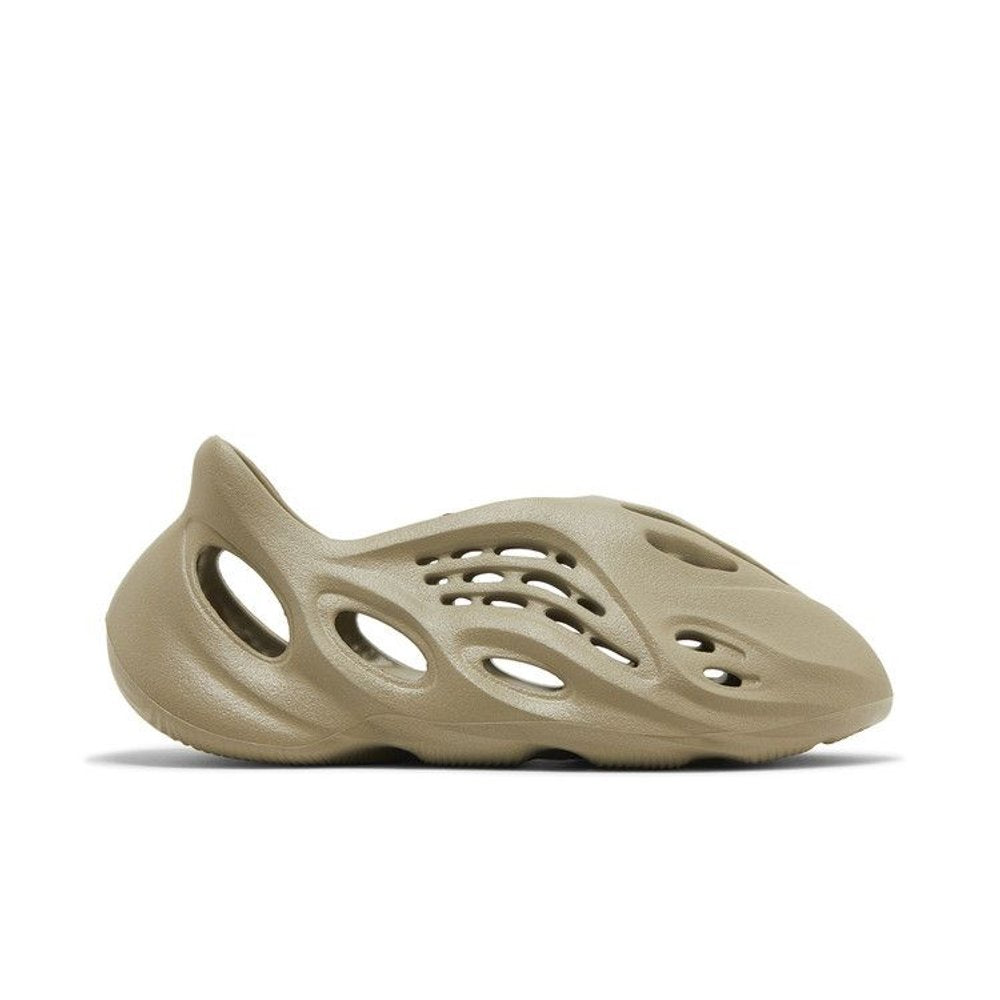 Yeezy Foam RNNR Stone Salt – boční pohled | Purekickz