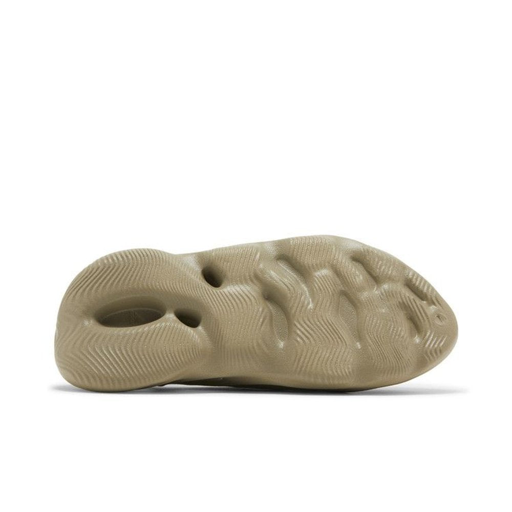 Yeezy Foam RNNR Stone Salt – zadní pohled | Purekickz