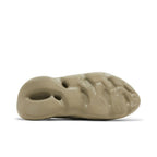 Yeezy Foam RNNR Stone Salt – zadní pohled | Purekickz