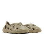 Yeezy Foam RNNR Stone Salt – lifestyle foto | Purekickz