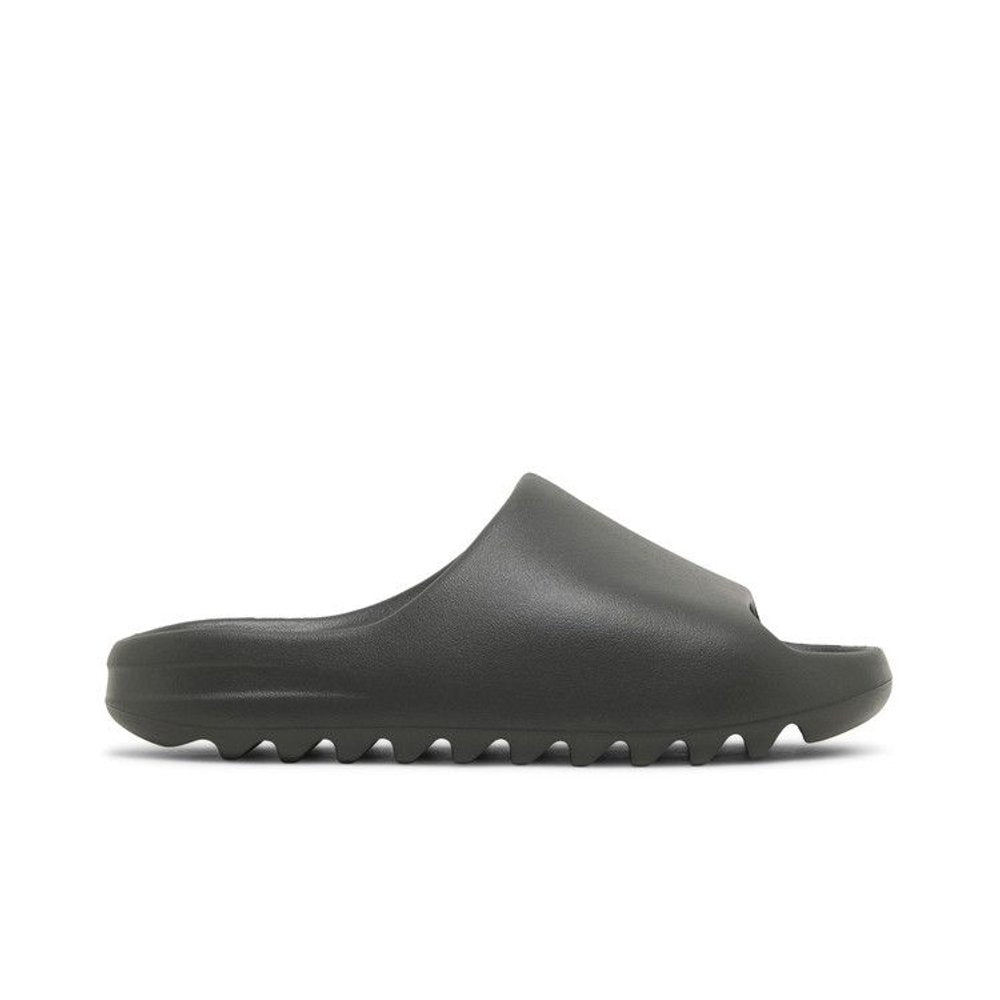 Yeezy Slide Dark Onyx – boční pohled | Purekickz