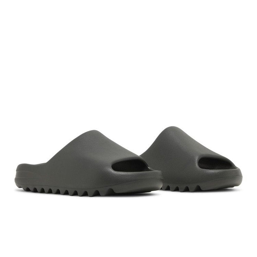 Yeezy Slide Dark Onyx – lifestyle foto | Purekickz
