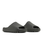 Yeezy Slide Dark Onyx – lifestyle foto | Purekickz