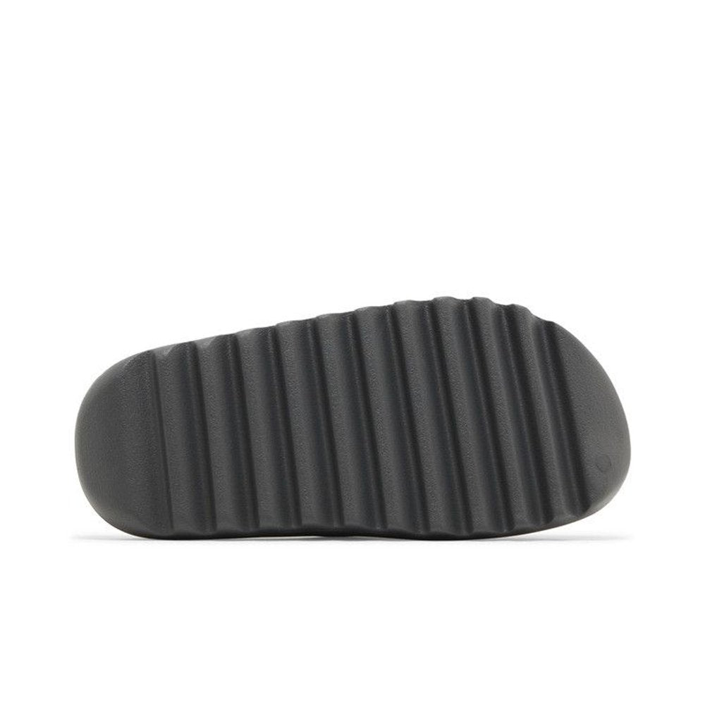 Yeezy Slide Granite – zadní pohled | Purekickz