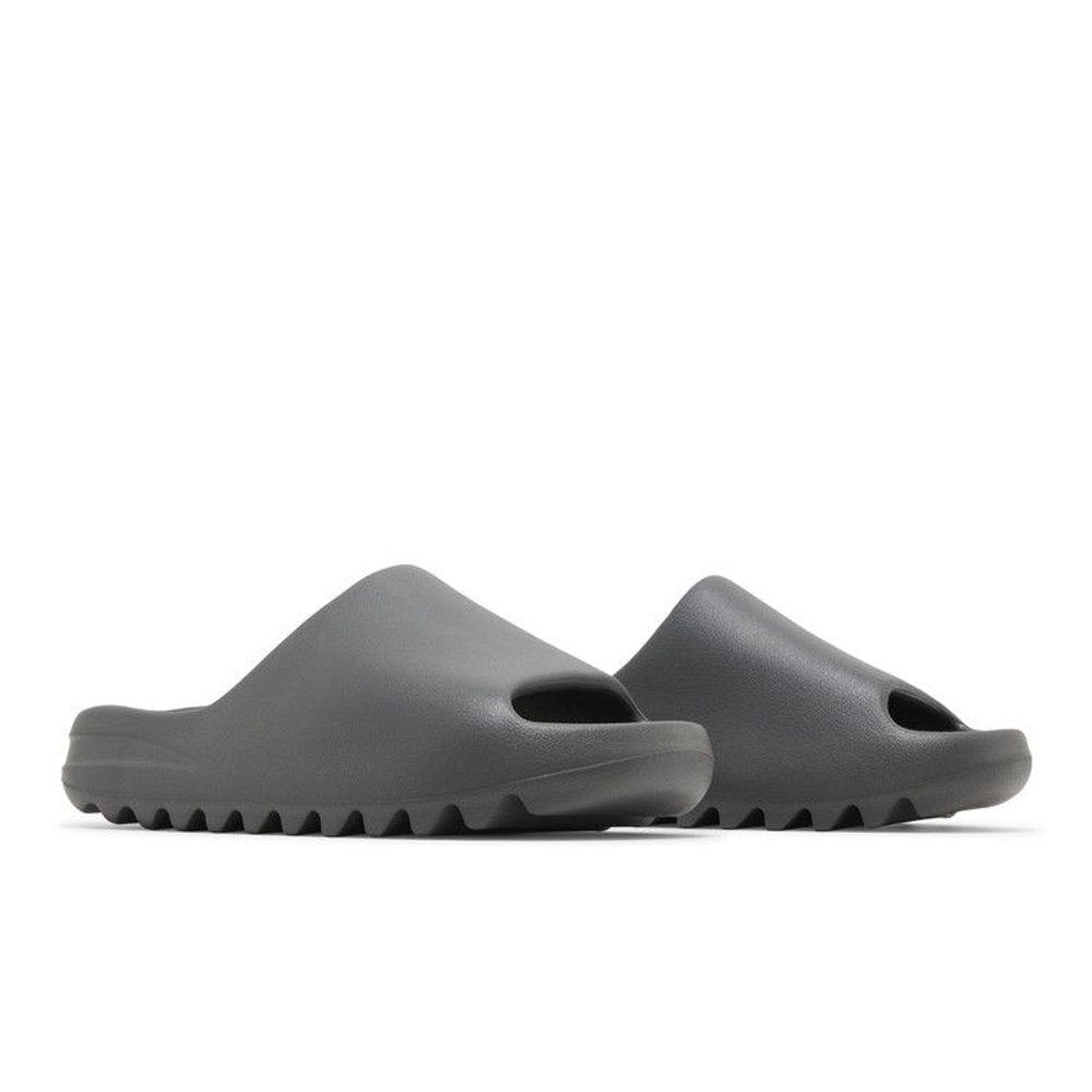 Yeezy Slide Granite – lifestyle foto | Purekickz
