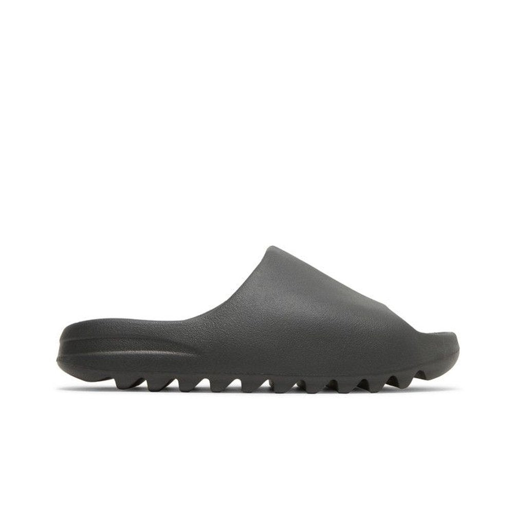 Yeezy Slide Onyx – boční pohled | Purekickz