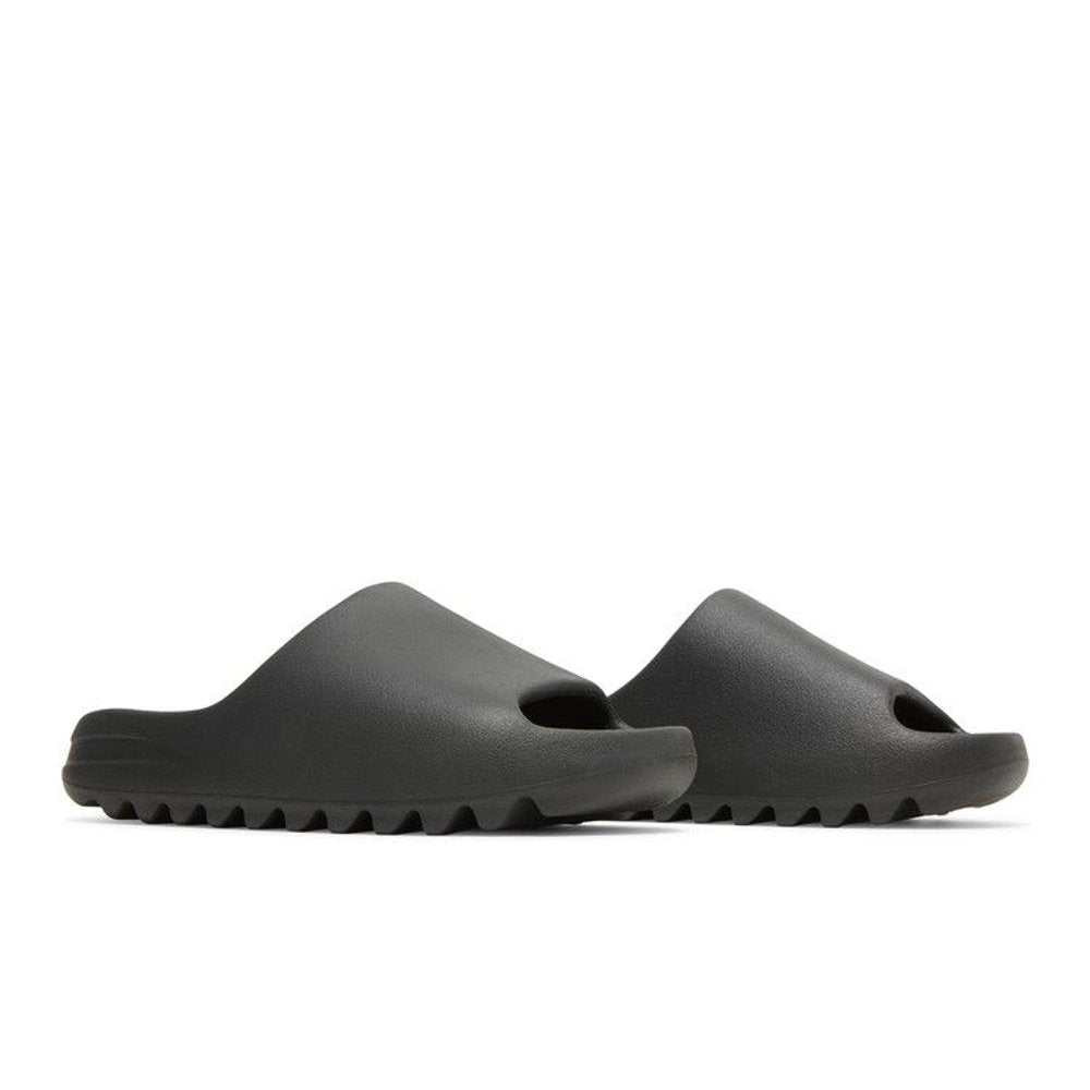 Yeezy Slide Onyx – lifestyle foto | Purekickz