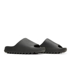 Yeezy Slide Onyx – lifestyle foto | Purekickz