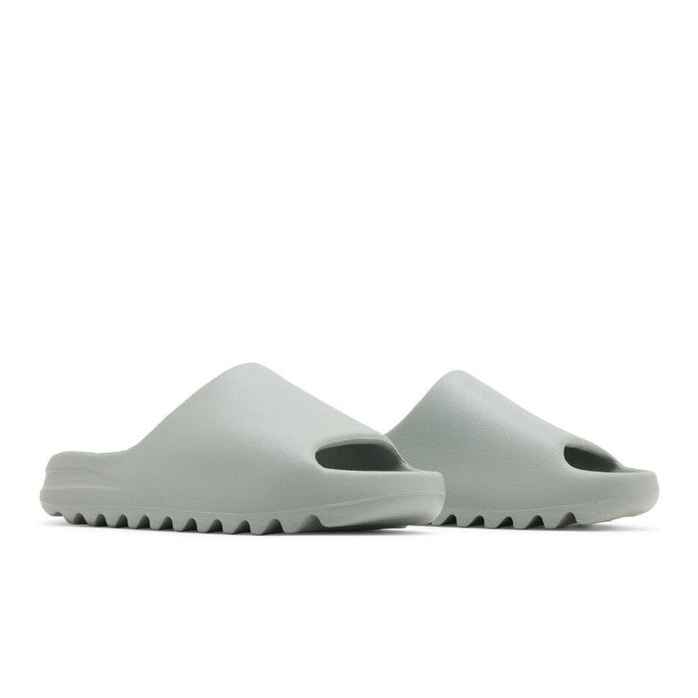 Yeezy Slide Salt – lifestyle foto | Purekickz