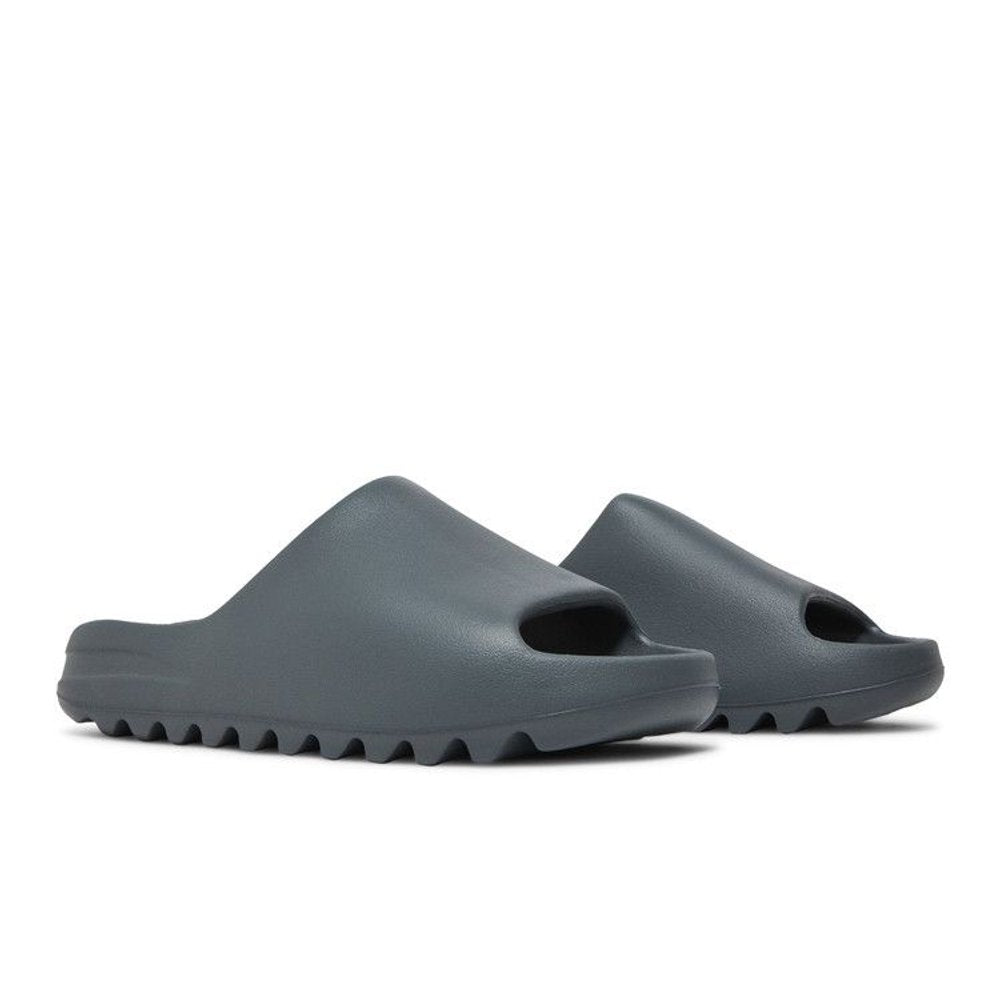 Yeezy Slide Slate Grey – lifestyle foto | Purekickz