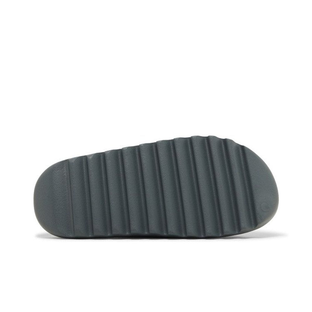 Yeezy Slide Slate Marina – zadní pohled | Purekickz