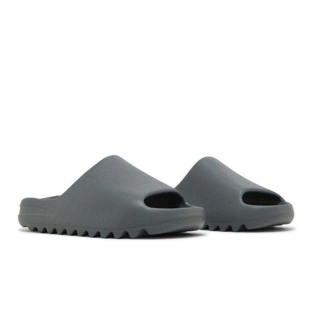 Yeezy Slide Slate Marina – lifestyle foto | Purekickz