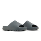 Yeezy Slide Slate Marina – lifestyle foto | Purekickz